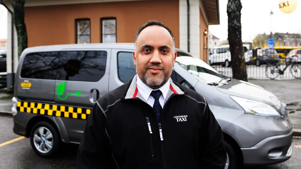 Muhened Al-Mahdawi, chef för Västerviks taxi, berättar att taxiförarbristen inte drabbar hans företag.