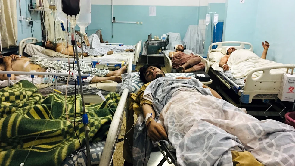 Skadade människor på ett sjukhus i Kabul.