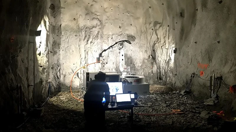 Prototyp av robotlösning för att ladda sprängmedel i underjordsprocesser.