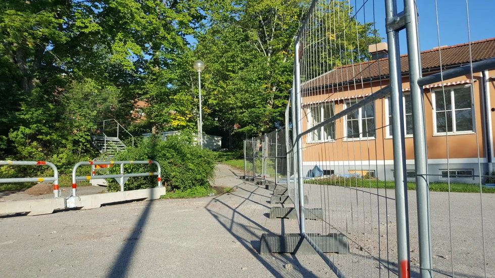 En smal passage gör det möjligt att cykla och gå förbi rivningsplatsen i Gamleby mellan Åby herrgård och Åbyhöjden.