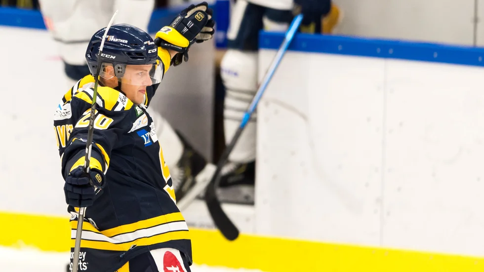 Thom Flodqvist som här jublar över ett mål i Södertäljes tröja har skrivit på ett ettårskontrakt med Linden.