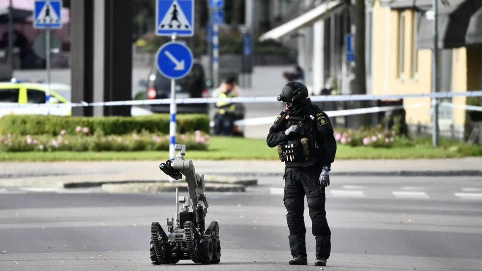 Polisens bombtekniker på plats i bostadsområdet i Värnamo.