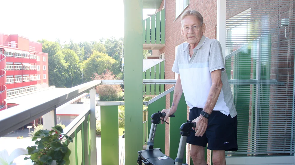 Leif Johansson trivs i sin nya lägenhet på Igelkotten. Här har han bland annat en stor balkong som han kan gå ut på med hjälp av rullatorn.