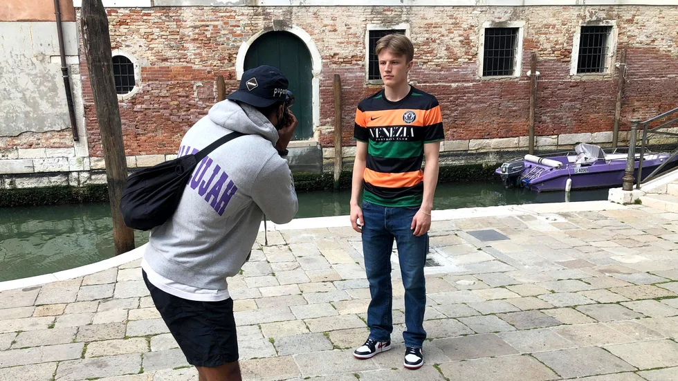 Nyköpingskillen Gabriel Sandberg trivs med proffslivet nere i Italien. Här blir han fotograferad när kontraktet skrevs.