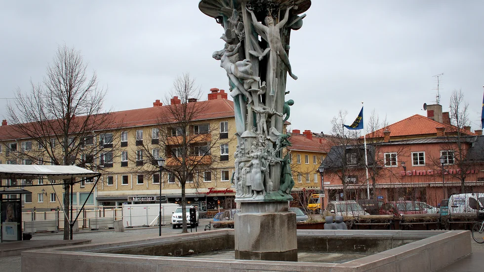 En man fick motta sparkar och slag på Stora Torget i Enköping under lördagskvällen.
