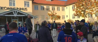 Ishockeyföräldrar manifesterade för Vadstenais