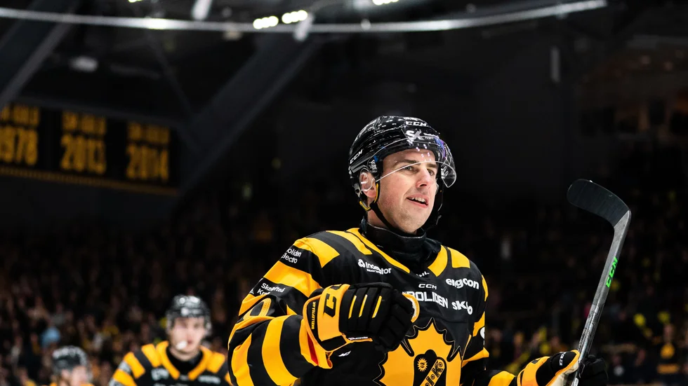 Joakim Lindström jublar efter det matchvinnande målet.