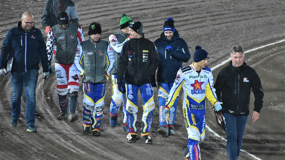 Strax efter klockan 19:00 gick förarna och lagledarna ut tillsammans för att inspektera banan.
