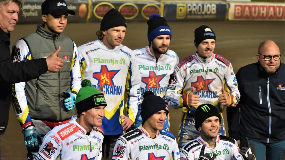 Glada miner efter att Dackarna slagit ut Västervik och avancerat till SM-final.