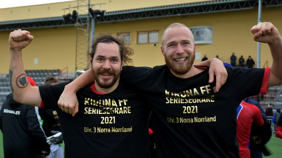 Henrik Johansson och Emil Björnström har spelat sina sista matcher i Kiruna FF. Nu berättar duon om det känslomässigt jobbiga beslutet att lägga av med fotbollen. Här firar mittbacksduon seriesegern i division 3 säsongen 2021. (Arkivbild)