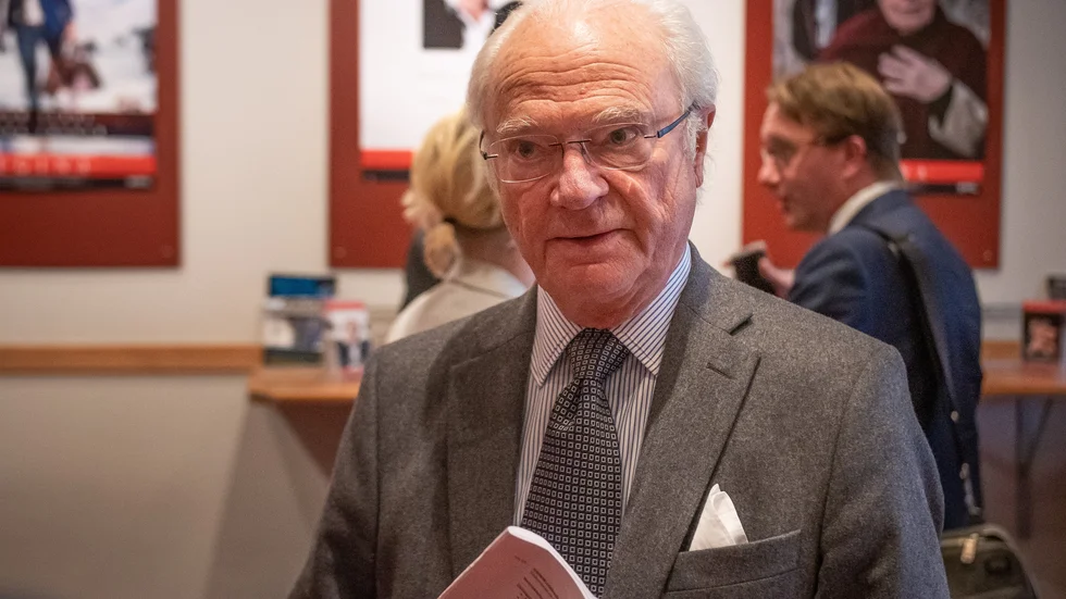 Kung Carl XVI Gustaf och drottning Silvia var under onsdagen på besök i Uppsala län. Ett av stoppen var Reginateatern.