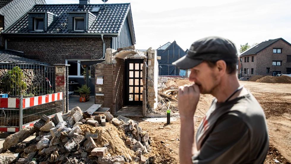 Timo Groten i förödelsen utanför sitt hus efter översvämningen i juli.