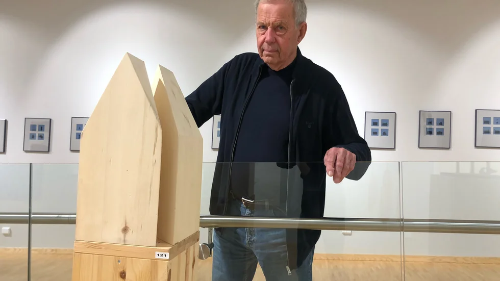 Sture Berglunds skulptur "Kastal" får symbolisera såväl Piteå som demokratin. Den är också en hyllning till liberala politikerna Nils Edén och Eliel Löfgren och deras arbete för demokrati och kvinnlig rösträtt.