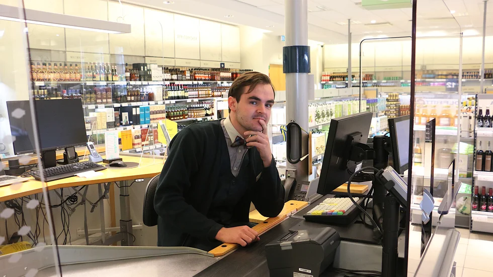 "Det var lite jobbigt i början" tycker Joel Knutsson på Systembolaget i Hultsfred. "Men nu känns det bra att sitta i kassan bakom plexiglaset".