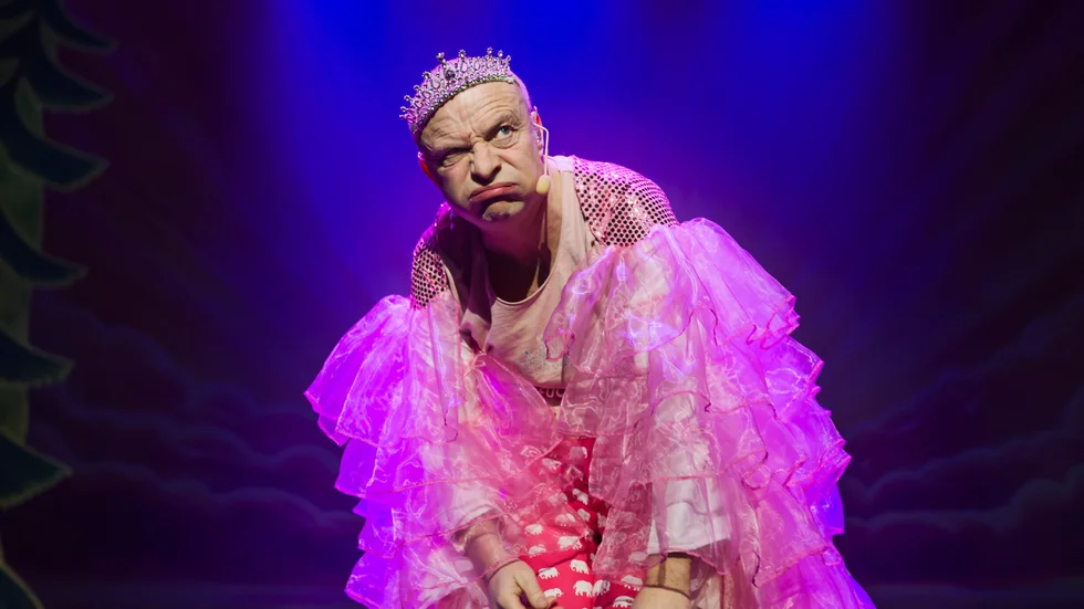 Jonas Gardell fyllde nästan Kulturens hus stora sal när han kom med en enklare version av föreställningen "Queen of fucking everything”.