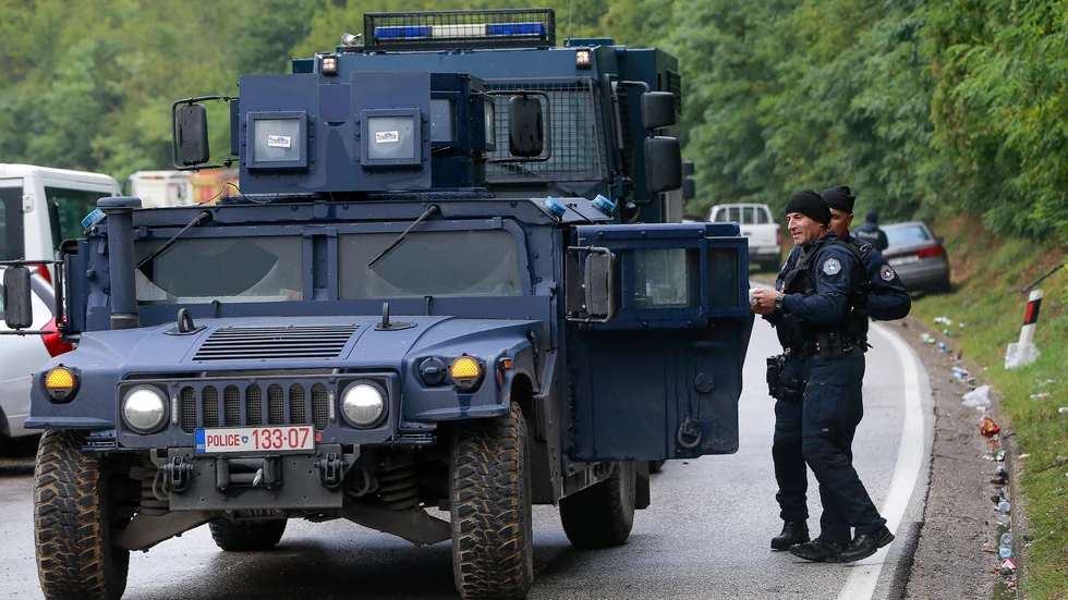 Kosovansk polis vid gränsövergången Jarinje, som blockerats av demonstranter, i veckan.