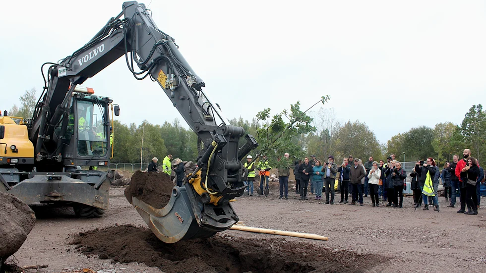 HSB Östergötlands vd Anders Stjärnberg grävde en grop för vårdträdet.