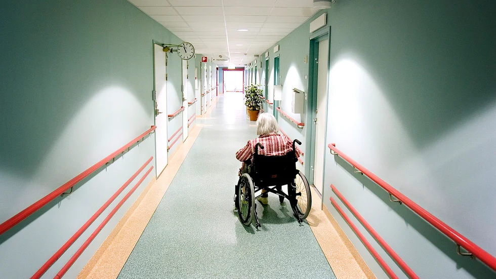 Skribenten är kritisk till hur deras släkting omhändertas på äldreboendet.