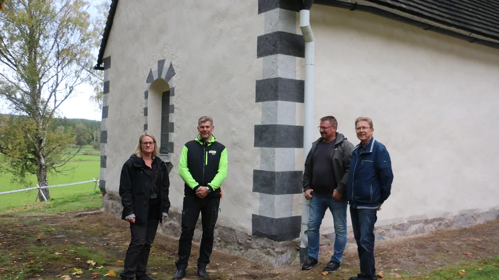 Liselotte Jumme, Thomas Gustafsson, Jörgen Petersson och Johnny Sigvardsson gläds åt resultatet. Den unika kalkputsningen från Öland ger kyrkan en levande fasad.