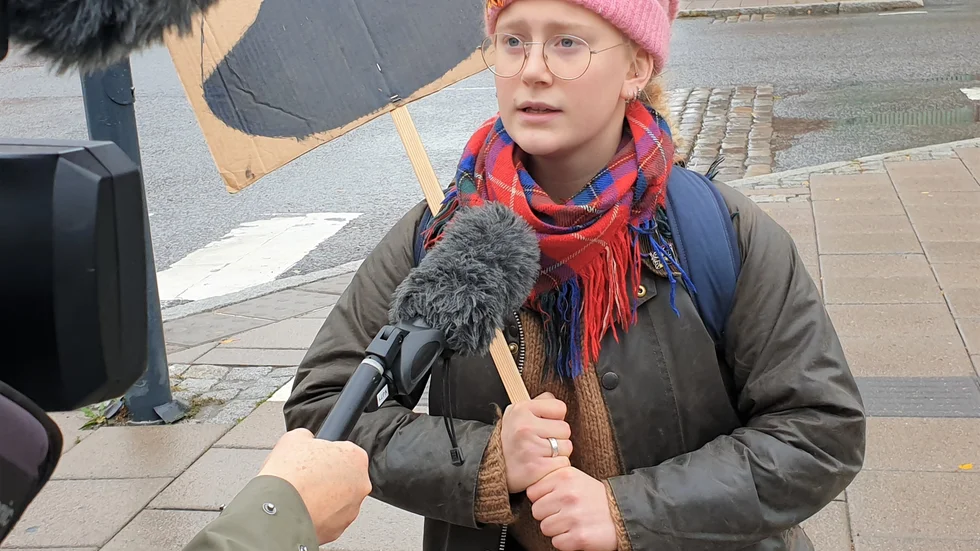 Linnea Backman intervjuas efter att hon burits bort från vägen av polisen.