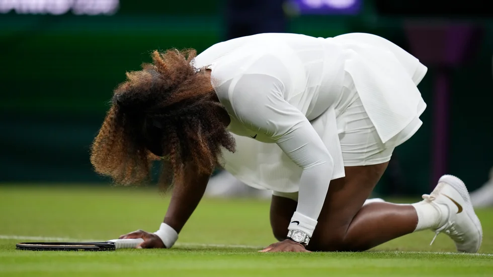 Serena Williams halkade till och fick bryta matchen i Wimbledon.