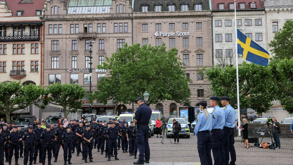 En tyst minut hålls på Stortorget i Malmö efter att en polis skjutits till döds i Göteborg.