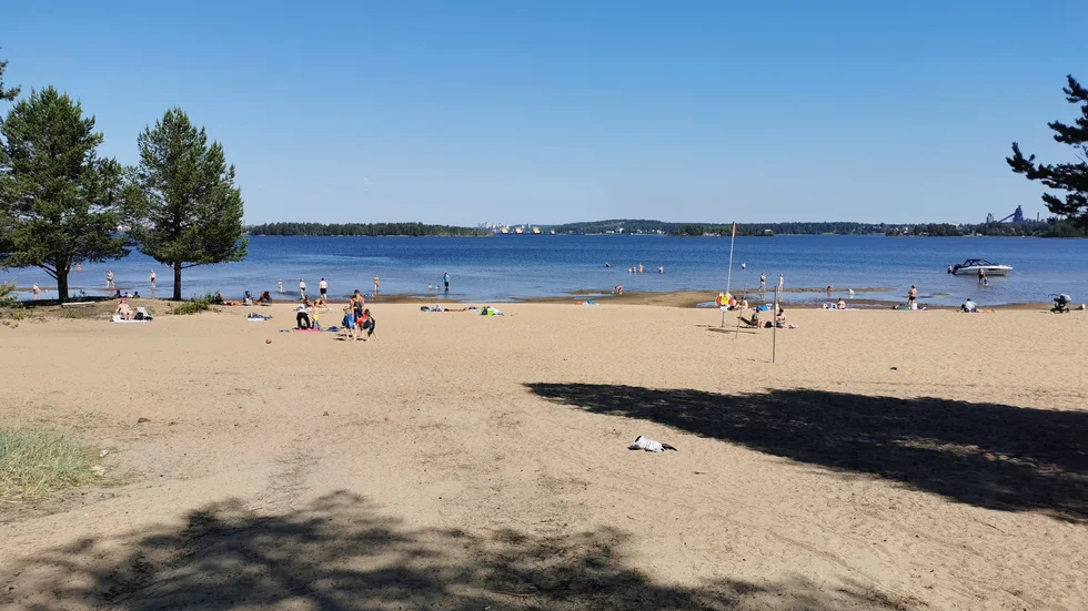 Hela 21,5 grader i vattnet vid Lulvikens badplats under måndagsförmiddagen. 