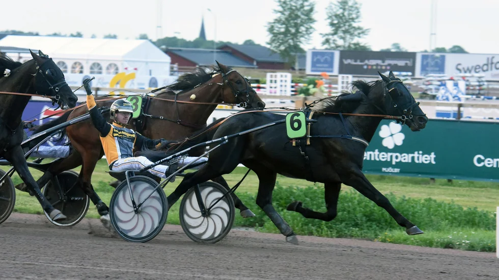 Han är bara 22 år men kör som en storkusk. Glädjen var stor hos Jonathan Bardun när han tillsammans med Golden Guard vann Mantorpsloppet på Mantorp Hästarena. 