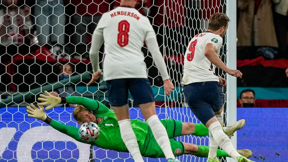 Kasper Schmeichel räddade straffen mot England, men kunde inte hålla bort returen.