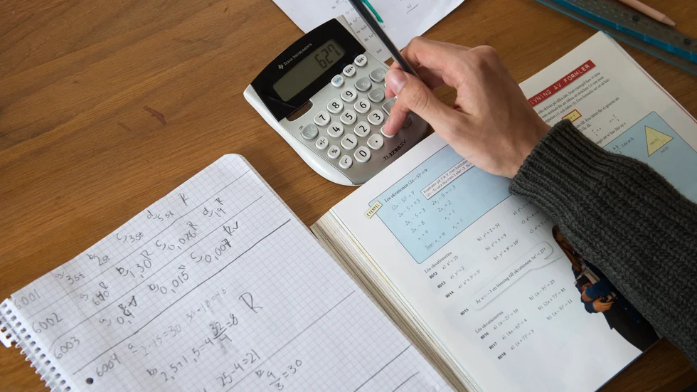 Likaväl som matematik borde privatekonomi vara ett naturligt inslag i skolan, för att hindra att unga hamnar i skuldfällan senare i livet, tycker skribenten.