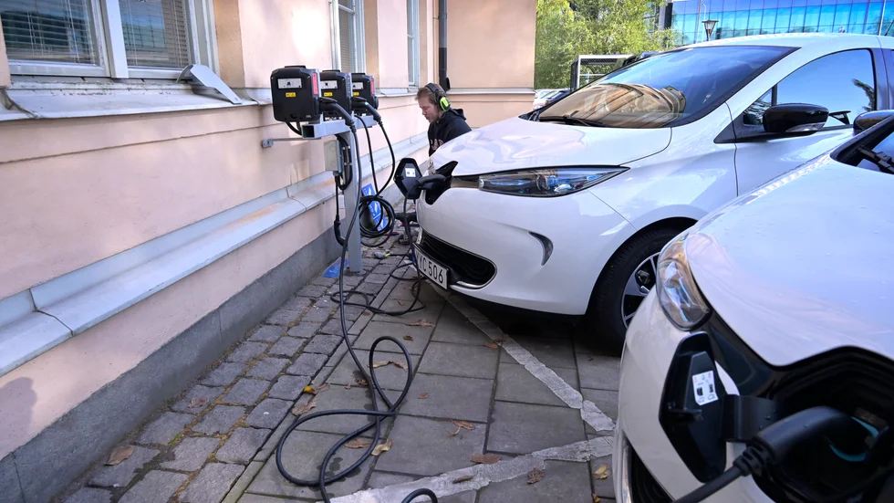 Merparten av laddningen av elbilar sker på icke-publika laddplatser och det är dags att skifta fokus i debatten tycker debattörerna, som ger flera förslag på åtgärder.