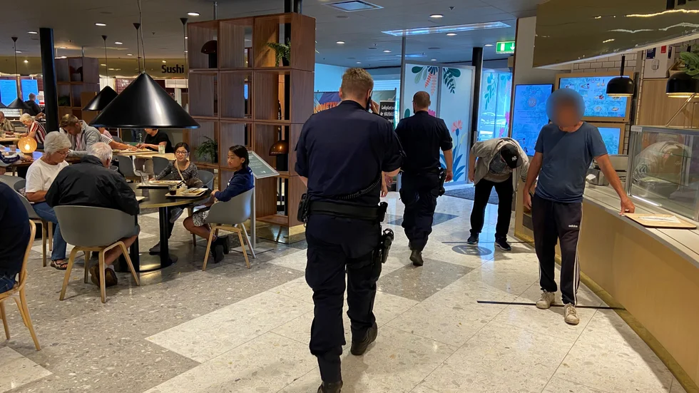 Det var här, vid restaurangtorget i Tuna Park som ett vittne (som inte finns med på bilden) försökte stoppa en moped och hotades med ett hagelgevär.