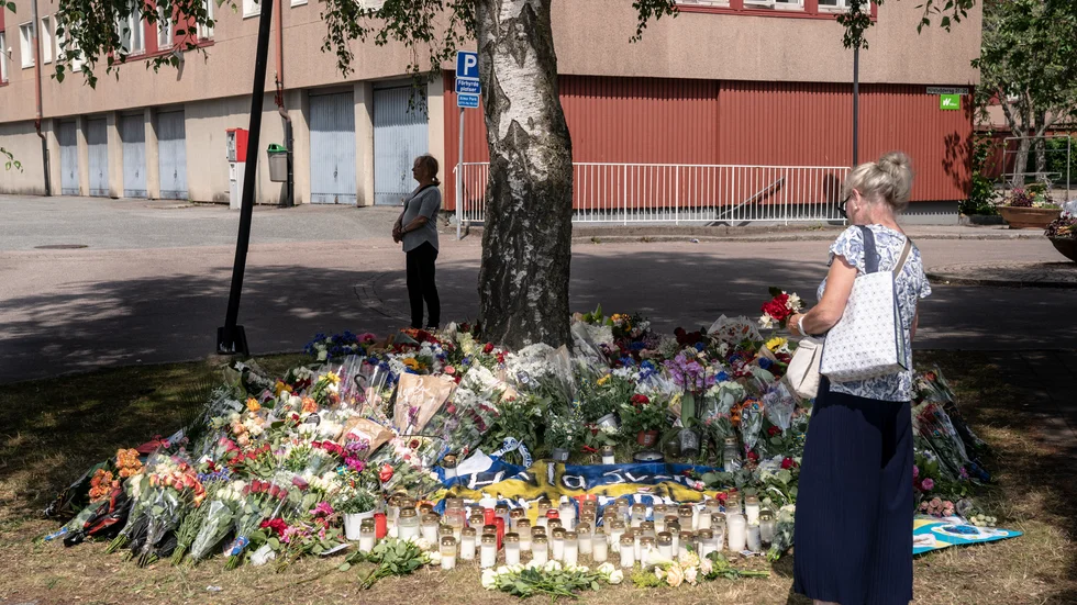 Blomsterhavet växer vid minnesplatsen där en polis sköts till döds på Biskopsgården i Göteborg.