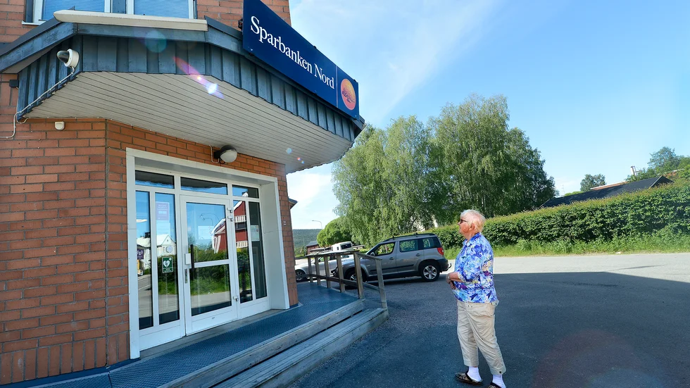 
Semesterstängning skapar oro för nedläggning av ortens sista bank. 
