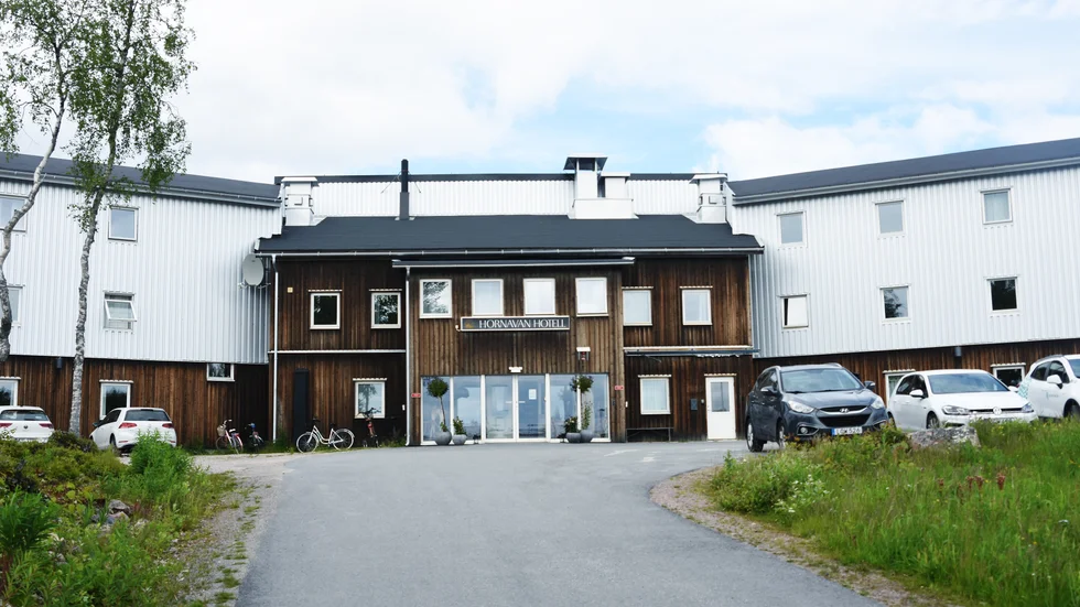 Den kvinna som slog sönder inredning och gav sig på personal på hotell Hornavan på måndagsförmiddagen har nu anhållits.
