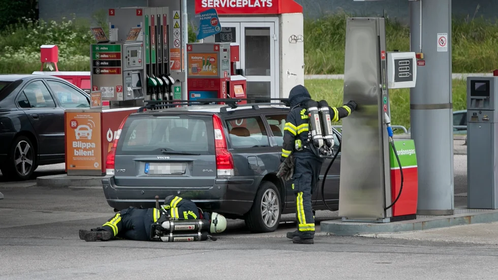 Räddningstjänsten kotrollerar bilen.