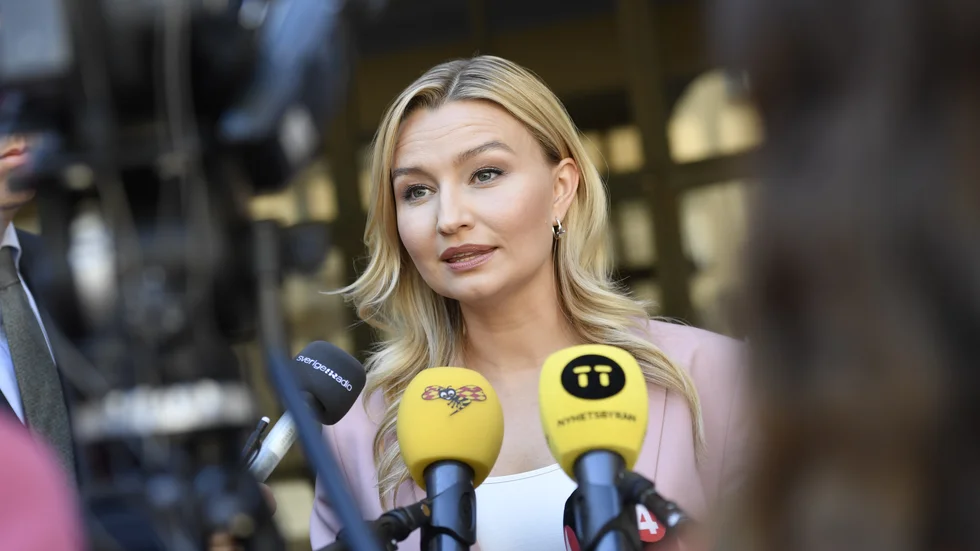 Ebba Busch (KD) möter medierna efter att ha erkänt grovt förtal. Det ombud som förtalades planerar att driva en separat skadeståndsprocess.