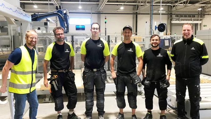 Teamet som genomfört utvecklingsarbetet vid vägglinjen i fabriken på Haraholmen i Piteå.