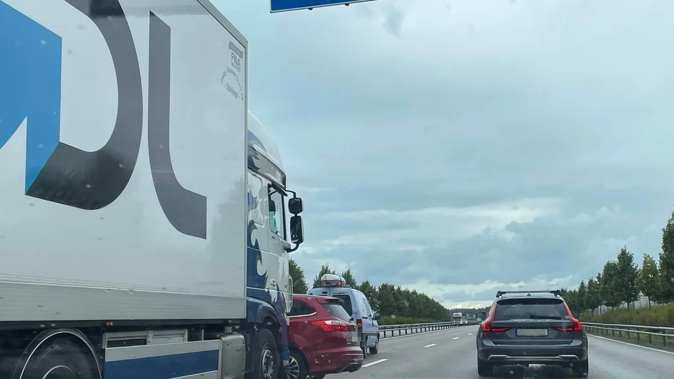 Lastbilen och personbilen kolliderade på riksväg 50.