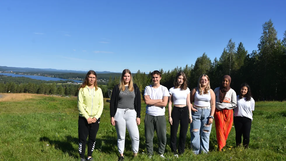 "Det är inte som att jobba i en matvaruaffär utan fönster. Det är kul att komma upp hit på morgonen", säger Linn Ek. Från vänster: Nathalie Berggren, Tilda Hempälä, Sebastian Melander, Linn Ek, Minna Broström, Maryam Omar och Hadil Alhalabi.