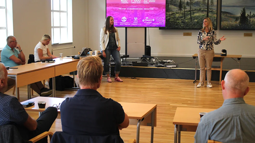 Ulrika Johansson och Lena Miranda från Linköping Science Park presenterar sin verksamhet för företagare i Ödeshög. 
