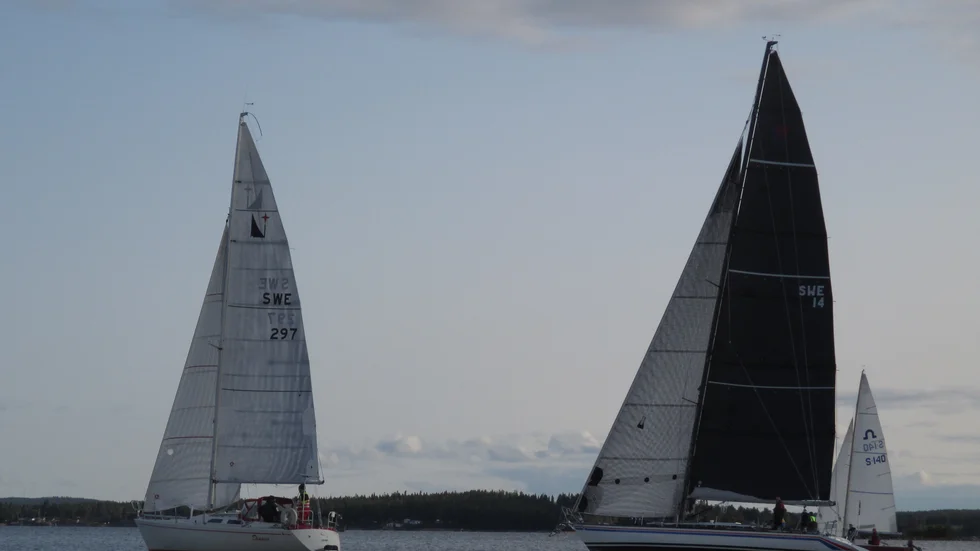 Båten Fantasia (mörkt segel), med besättningen Hunnar Widerlund, Jan Karlsson, Rickard Larsson och Harry Lundberg, tog hem den tredje seglingen i Ursvikens Segelsällskaps klubbmästerskap.