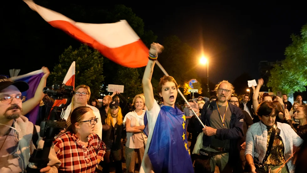Stämningen har länge varit hätsk både inom Polen och gentemot EU kring styrets auktoritära tendenser. Bild från en demonstration i förra veckan mot hårda nya medielagar i landet.