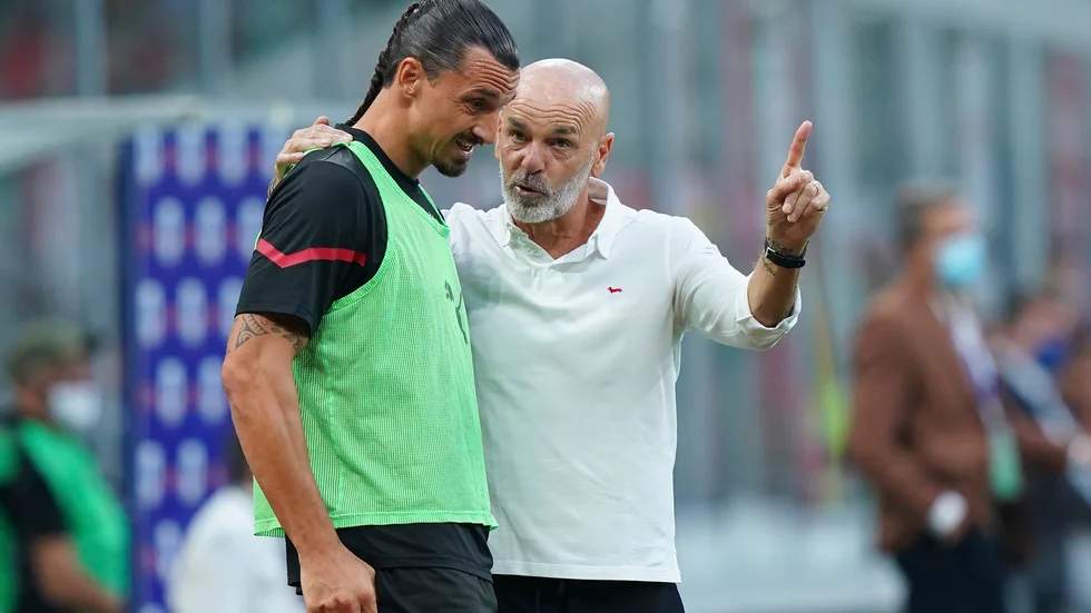Zlatan Ibrahimovic tillsammans med Milans tränare Stefano Pioli. Arkivbild.