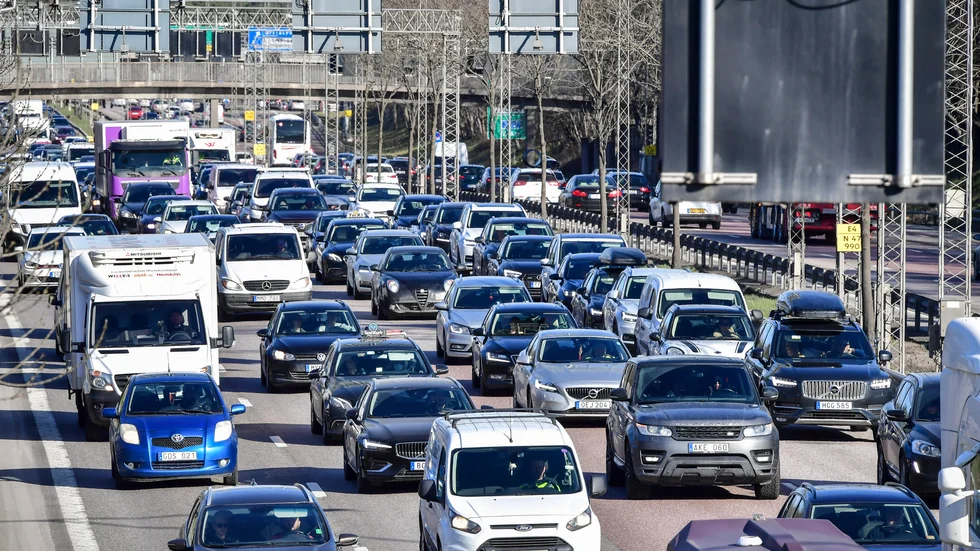 Inför ett mål om nolltillväxt av bilar i städerna, föreslår Miljöpartiet. Resandet ska ersättas med kollektivtrafik, gång och cykel. Arkivbild.