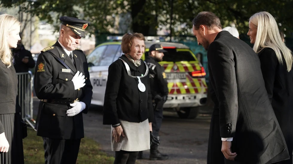 Kronprins Haakon och kronprinsessan Mette-Marit anländer till söndagens minnesstund i Kongsbergs kyrka.