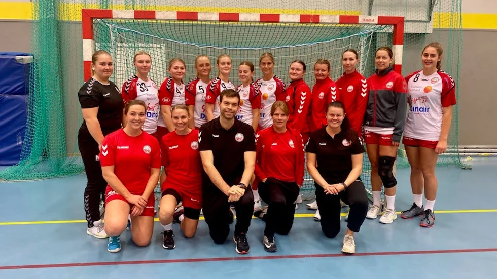 VHF:s damer är starka hemma i Vadstena sporthall. På söndagen besegrades Nyköping med 22-18.