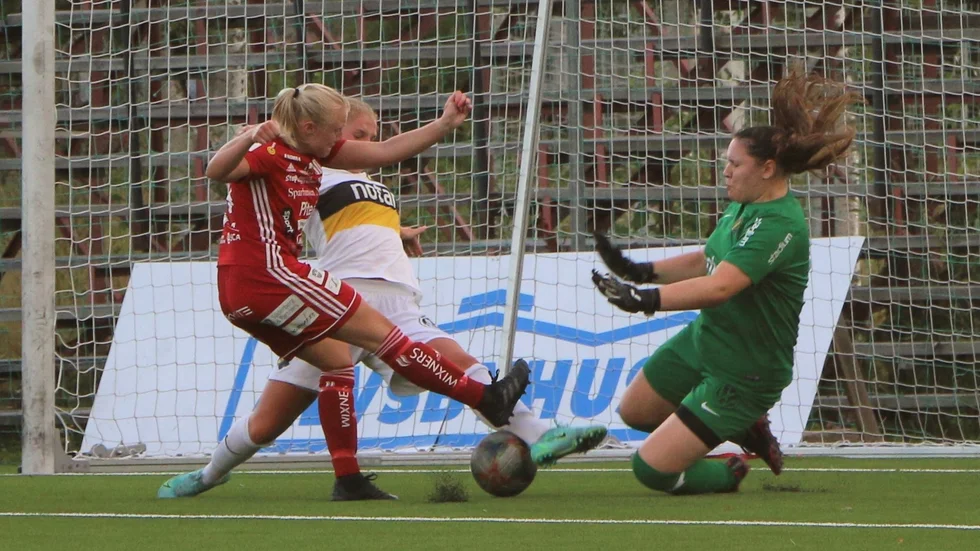 Matilda Berglund och hennes lagkompisar i Piteå IF:s juniorlag spelar DM-final mot Notvikens seniorlag torsdag kväll.