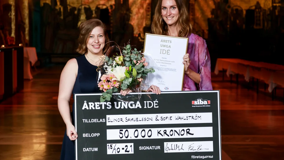 Sofie Wahlström och Elinor Samuelsson tilldelades stipendiet för Årets unga idé 2021.