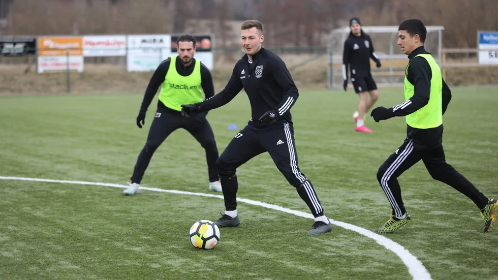Teddy Wallin på TVSK:s träning. Lagets tränare Lars Axelsson kan tänka sig att ända träningsupplägget om serien flyttas framåt igen.
